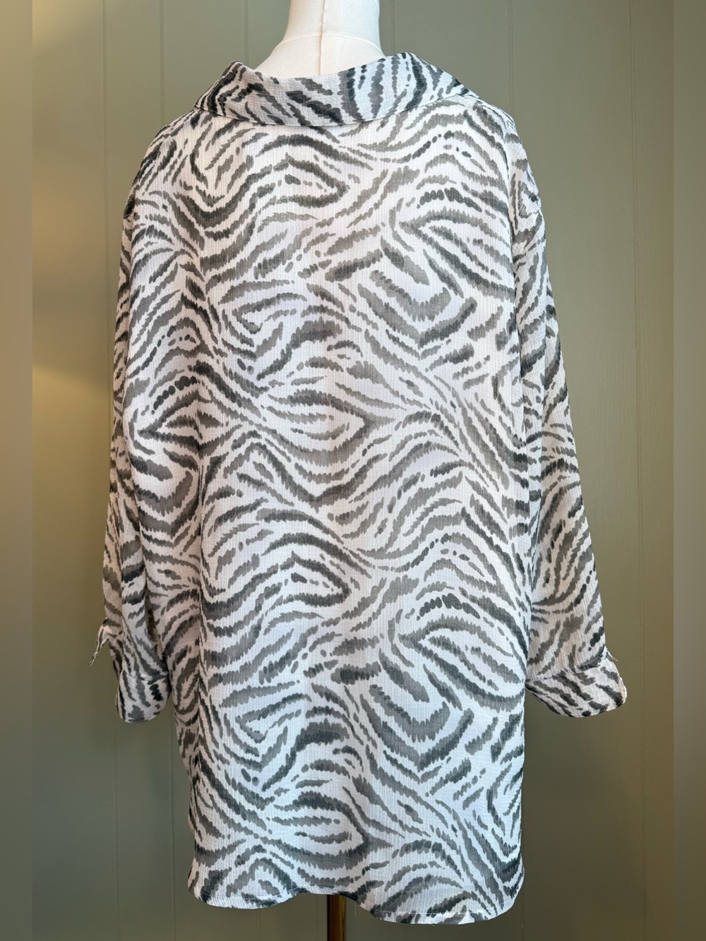 Plus Size Alfred Dunner White and Gray Zebra-Print Button-Down Shirt 22W - Picture 3 of 9